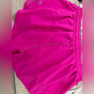 Lulu lemon pow pink hotty hot 2.5 in low rise shorts